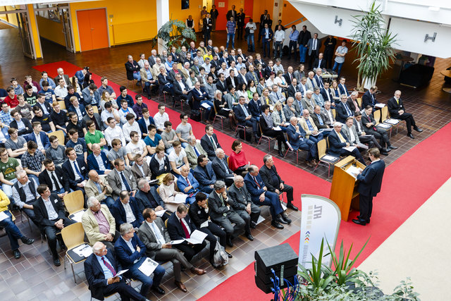 Aula mit Festgästen | Foto: credit: Peter Buchgraber