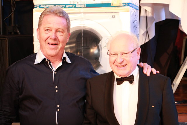 Glücklicher Gewinner des Tombola-Hauptpreises: Gerhard Hauer mit Obmann Emil Oberegger