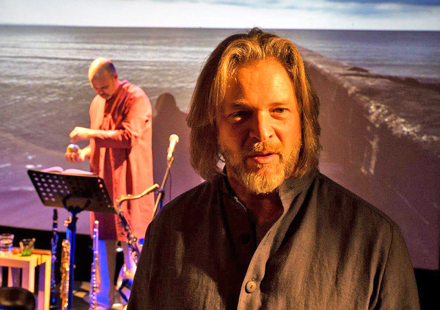 Das Gastspiel der neuebühne-Villach mit poetischen und zeitlosen Reden in einer berührenden Bühnenperformance