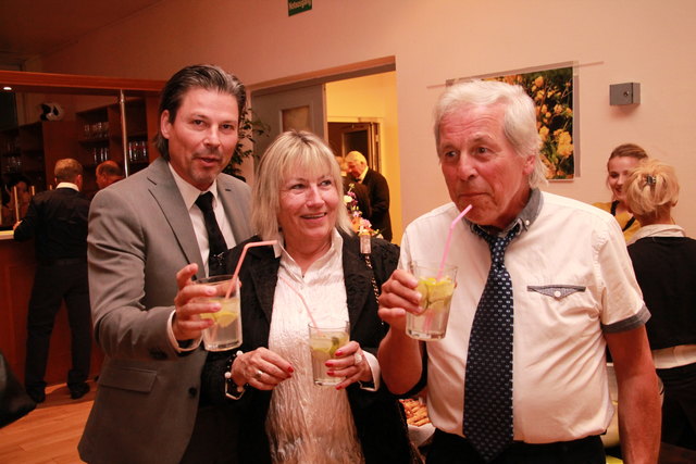 "Der Limoni-Cocktail schmeckt - auch wenn er sehr süß ist", findet Familie Spörl: Harald, Eva und Michael