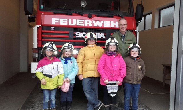 Die Kinder bekamen von den Kameraden der FF Hirschegg eine genaue Führung. | Foto: KK