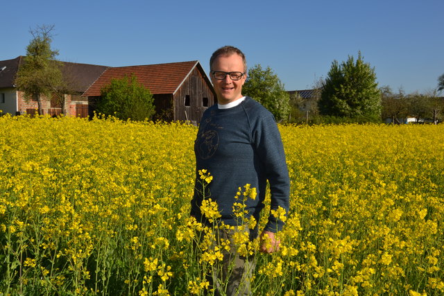 Johann Dornmayr (Waser Hans) steht im Perko Feld. Perko ist die Stützfrucht für die Wintererbse. | Foto: privat