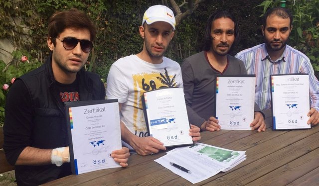 Qusai Albajati, Fahad Alfarha, Abdulla Mustafa und Safwan Milad absolvierten das Sprachdiplom.