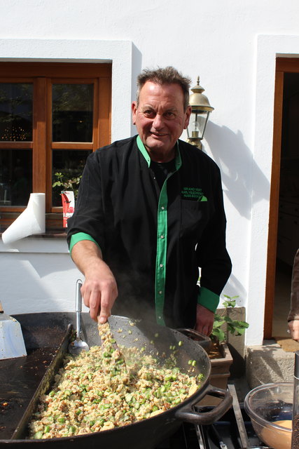 Karl Eugen Velechovsky bei der Zubereitung des hauseigenen Spargels.