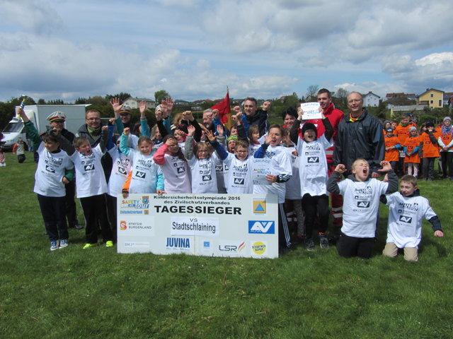 Martin Bierbauer vom Bgld. Zivilschuverband (1.v.r.) und Bgm. Markus Szelinger (4.v.r.) mit Vertretern der Einsatzorganisationen und der sieggreichen Klasse der VS Stadtschlaining | Foto: BZSV