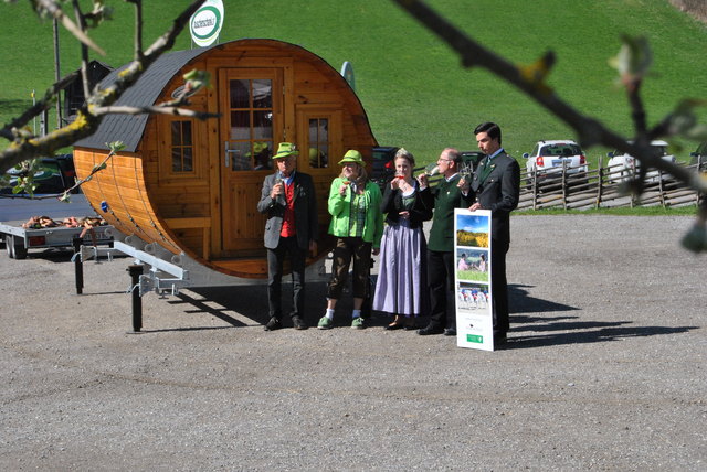 Berg trifft Wein: Tourismus-Obmänner, Geschäftsführer und die Weinkönigin Johanna die II.