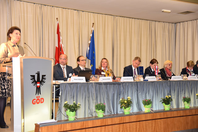 vlnr.: BM Gabriele Heinisch-Hosek und das Tagespräsidium | Foto: Sonja Pohl, Baden Media GmBH