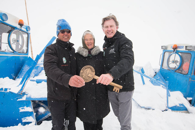 Johannes Hörl (Vorstand der Großglockner Hochalpenstraßen AG) und Peter Embacher (Leiter der Schneeräumung) mit "Wut-Oma" Frieda Nagl | Foto: großglockner.at