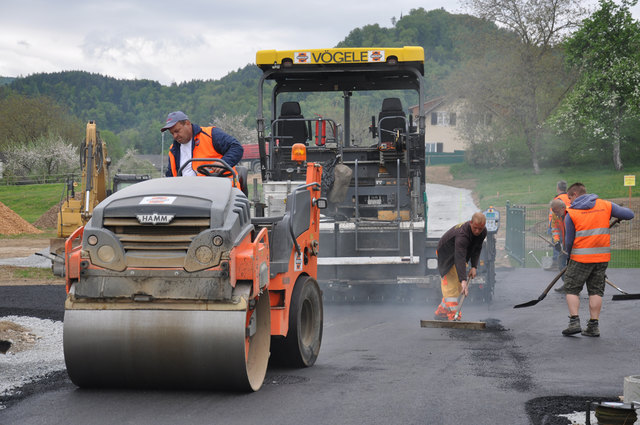 Hinter dem Gummiplatz wird für neuen Asphalt gesorgt | Foto: Gemeinde Reifnitz
