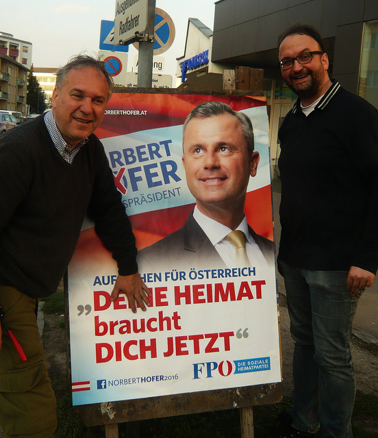 FPÖ-Gemeinderat NR Walter Rosenkranz (li.) mit seinem Mitarbeiter Christian Schmied beim Plakatieren