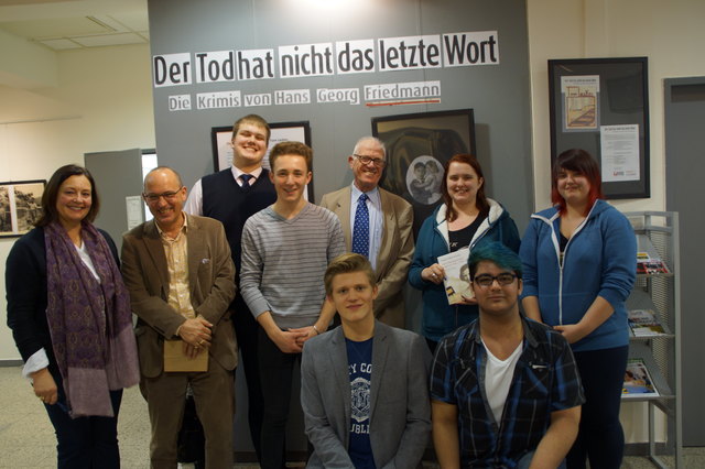 Klaudia Lassaker (Lehrerin Berufsschule Embelgasse), Dr. Robert Streibel (VHS Hiezting), Artur Toloknieiev (Kiev), Ben Schieder (BG Fichtnergasse), Anton Spielmann, 3 BerufsschülerInnen der Embelgasse, Knieend in der Mitte Johann Erath (BG Fichtnergasse);