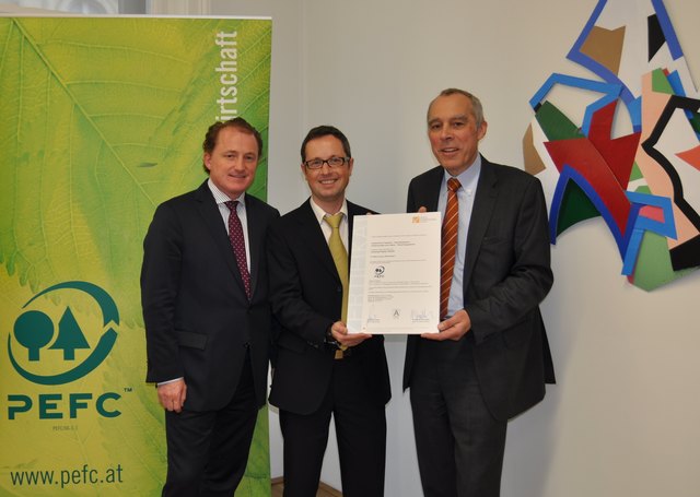 Hans Grieshofer (l.) und Manfred Brandstätter (Holzforschung Austria, r.) übergaben das Zertifikat an Bernd Wechsler. | Foto: PEFC Austria