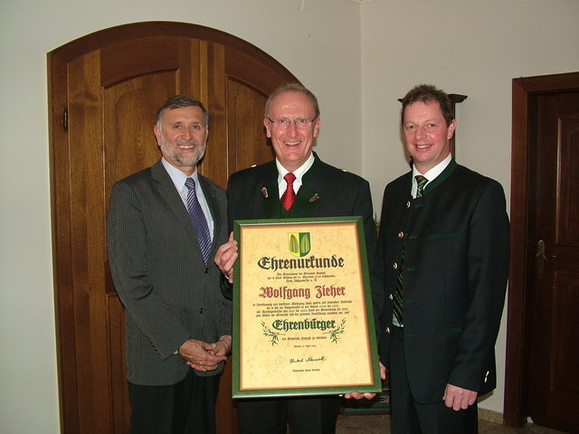 Bezirkshauptmann Martin Gschwandtner (l.) und Bürgermeister Hubert Neuwirth (r.) mit Wolfgang Zieher. | Foto: Gemeinde Fornach