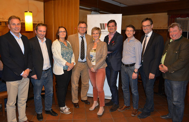 Von links: Der scheidende Obmann des Wirtschaftsbundes Steyregg, Günther Gupfinger, Nationalrat Michael Hammer, die Steyregger OÖVP-Fraktionsobfrau Stefanie Rechberger, der neugewählte Obmann Christian Modl, ÖVP-Stadtpobfrau Edith Auinger-Pfund, Hermann D | Foto: WB Steyregg