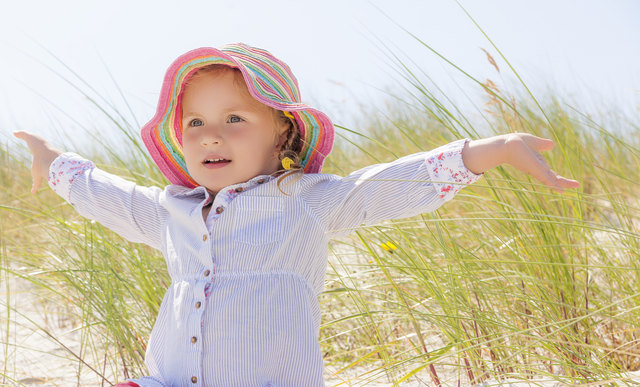 Eincremen, Hut und die Haut bedecken: Richtiger Sonnenschutz ist besonders bei Kindern wichtig.