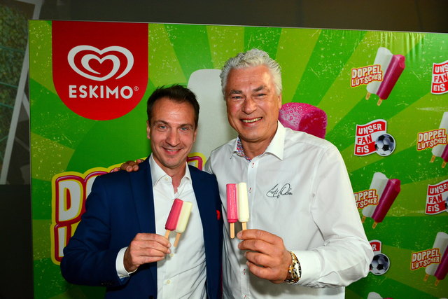 Unilever Geschäftsführer Harald Melwisch mit Fußballlegende Toni Polster