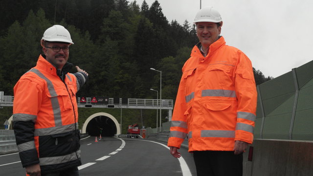 Bau-Geschäftsführer Gernot Brandtner (rechts) überzeugte sich mit Gruppenleiter Werner Strommer selbst vom Ergebnis der Sanierungsarbeiten und stattete auch der Heiligen Barbara im Tunnel Bruck einen Besuch ab (zweites Bild).