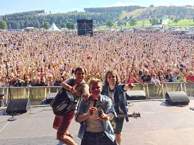 Mit ihrem Album „Holz“ landeten die Dorfrocker prompt auf Platz 4 der deutschen Album Charts.
