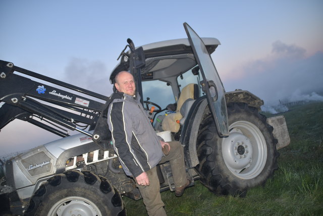 Toni Söllner muss wieder in seinen Traktor steigen, denn bei Sonnenaufgang wird es brenzlig. | Foto: Zeiler