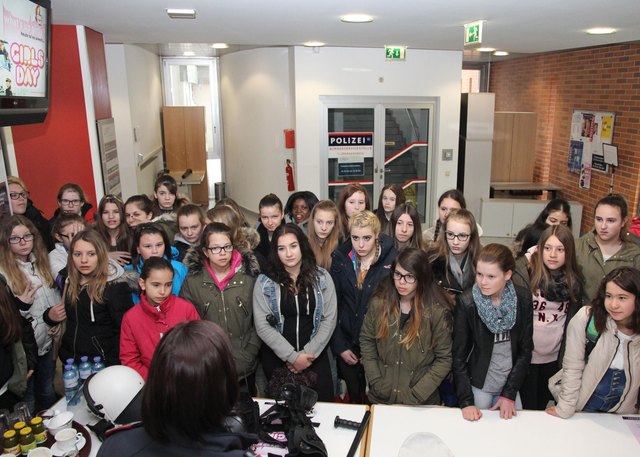 Eindrücke vom Girls Day im Foyer der Landespolizeidirektion