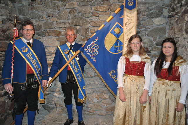 Der neue Kapellmeister Markus Knabl mit Fähnrich Max Senn und den beiden neuen Markedenterinnen Carina Netzer und Sissi Kirschner (v. l.). | Foto: Armin Klien