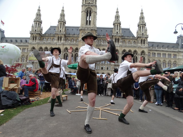 Die Mönichwalder Schuhplattler begeisterten die vielen Besucher am Wiener Rathausplatz