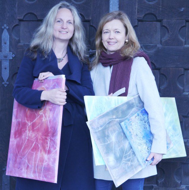 Susanne Schlager und Sarah Mang sind überwältigt von der Anzahl der gespendeten Kunstwerke.