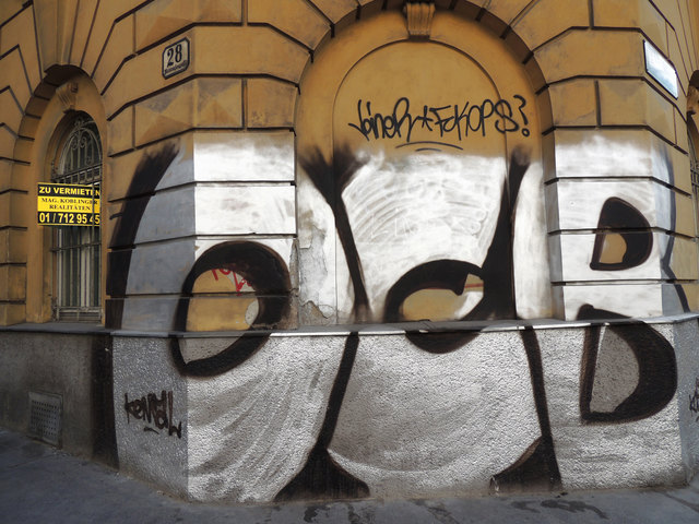 Graffiti auf der Hauswand Mommsengasse 28. | Foto: Josef Samuel