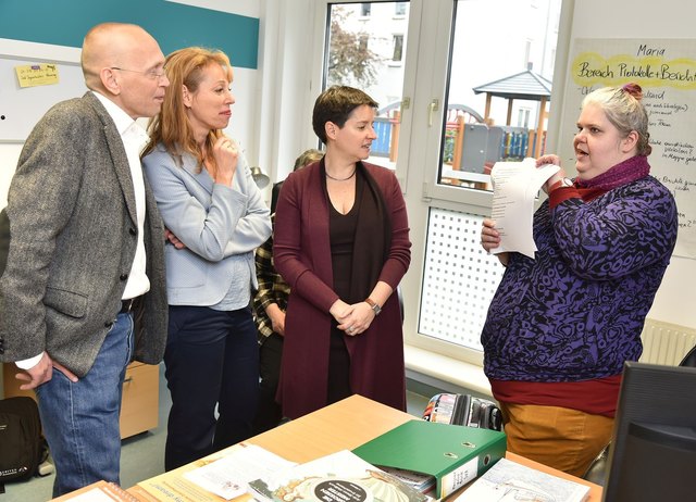 Stadträtin Sonja Wehsely und die Obfrau der WGKK, Ingrid Reischl, bei der Eröffnung des neuen Selbstvertretungs-Zentrum in der Simmeringer Hauptstraße mit Betroffenen und Unterstützern. | Foto: PID/Jobst