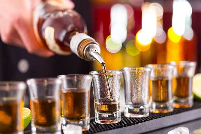 Zuviel Alkohol, Wurstwaren und Übergewicht: Diese drei Faktoren können die Entstehung von Magenkrebs begünstigen.. | Foto: Jag_cz/Fotolia.com