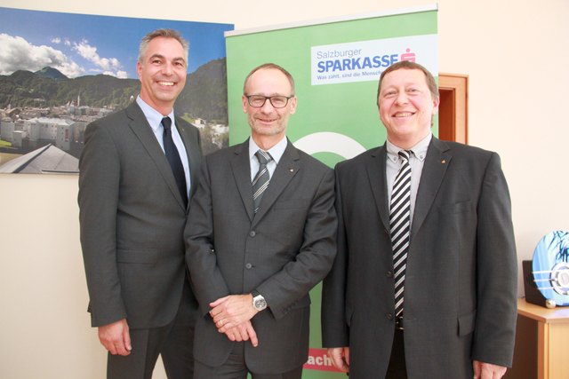 Im Bild von links: Christian Halwa (Firmenkunden-Verantwortlicher), Christoph Paulweber und Hans-Jürgen Kriechhammer (Filialleiter in Hallein) | Foto: Sparkasse Salzburg