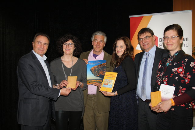 Preisträger des Burgenländischer Buchpreis 3 x 7: Kulturlandesrat Helmut Bieler, Brigitte Krizsanits und Manfred Horvath "Das Leithagebirge", Petra Werkovits vom Landesverband Bibliotheken präsentierte in Vertretung des erkrankten Manfred Horvath das Buch