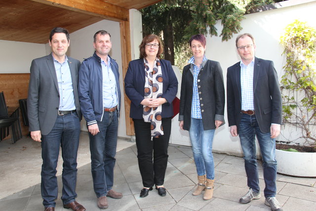 Bauernbunddirektor Dr. Peter Raggl, Werner Greil, Wirtschaftsleiter WPH-Lienz, Mag. Helene Brunner, Verwaltungsleiterin BKH Lienz, Bezirksbäuerin Michaela Pitterl und Bezirksbauernobmann LAbg. Martin Mayerl (v.l.) machen sich für heimische Lebensmittel st