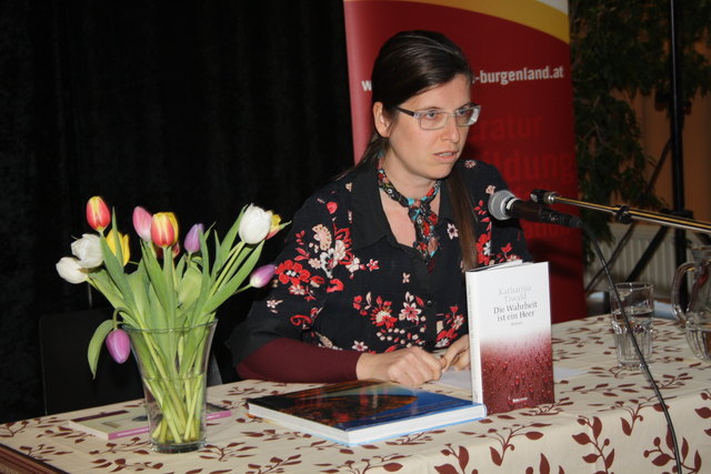 Katharina Tiwald las aus ihrem Buch "Die Wahrheit ist ein Heer" vor