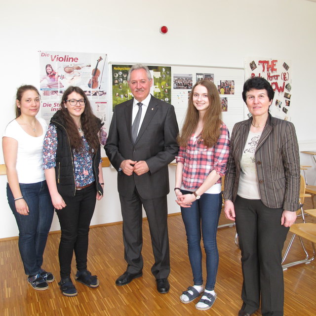 Viktor Sigl mit den Klassensprecherinnen Marlene Nenning (li.) und Magdalena Kern (2. v. li.), Schulsprecherin Magdalena Ronacher und Direktorin Eva Wiltberger-Krasel (re.) | Foto: ÖVP Perg