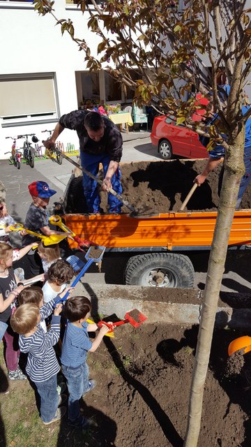 Unterstützung bekam Gemeindearbeiter Christian Barth von vielen Kindern, die auch mithalfen, den Baum festzusetzen