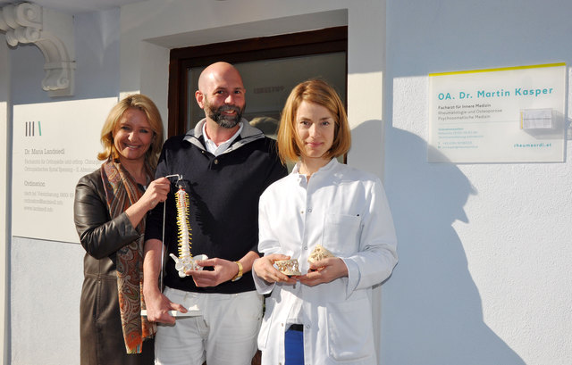 Zum gratis Vortrag zum Thema Osteoporose am 12. Mai in der Sala Terrena im Stadtamt Mödling laden Dr. Maria Landsiedl, Dr. Martin Kasper und Sozial-Stadträtin Roswitha Zieger (v.r.) ein! | Foto: Boeger