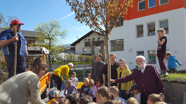 v.h.l. Gemeindearbeiter Markus Gleinser, Amtsleiter Alexander Bertignol, Gemeinderat Peter Gleinser, Nadine Tauderer, Bgm. Robert Denifl