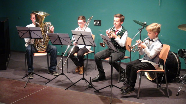 Vier junge Musiker ganz groß: (vl.) Stefan Stessl (Tuba), Markus Menhart (Posaune), Rudi Ketschler (Trompete) und Julian Hofmann (Trompete).