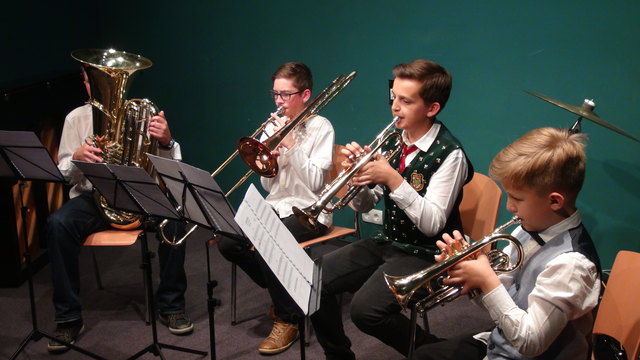 Stefan Stessl (Tuba), Markus Menhart (Posaune), Rudi Ketschler und Julian Hofmann.