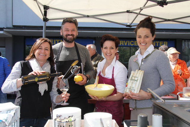 In der Outdoorküche von Wolfgang Stani: Alexandra Candussi (Vinum Virunum), Spitzenköchin Tici Kasper und Anna Sternath (Spargelhof)