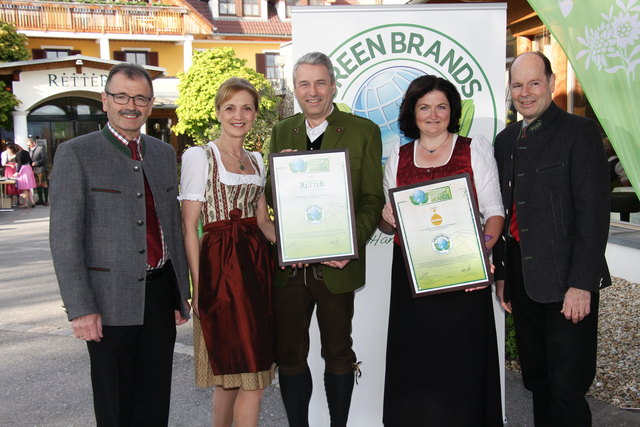 Norbert Lux überreichte die Green Brands-Zertifikate an Ulli und Hermann Retter sowie Julia Fandler, Bgm. Johann Weiglhofer gratulierte.