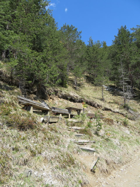 Drei Bänke und ein Tisch laden am "Kaiserstand" ein, sich eine Pause zu gönnen und ausgiebig den Blick auf Tal und Berge im Süden zu genießen