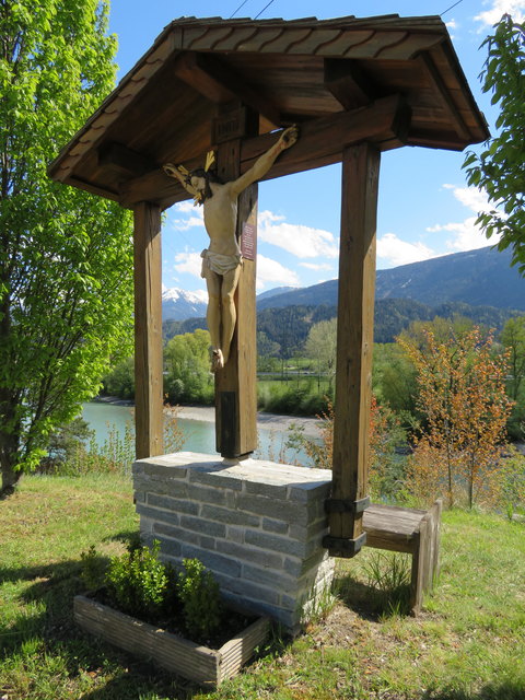 Ein idyllischer Platz am Rand von Eigenhofen. Hoch über dem Inn kann man hier noch einmal Kraft für das letzte Stück Weg sammeln