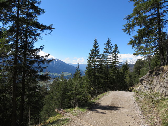 Auch der Weiterweg Richtung Westen bietet reichlich Gelegenheit, um die Aussicht zu bewundern