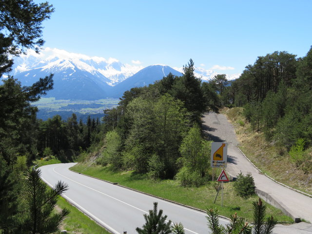 Die Seefelder Straße (B 177) überwindet am Südhang des Zirler Berges auf weniger als 4 Kilometer Länge 388 Meter Höhenunterschied zwischen Zirl im Inntal (622m)und Leithen (1010m) auf dem Seefelder Plateau überwindet. Das sind bis zu 16% Steigung, die da 