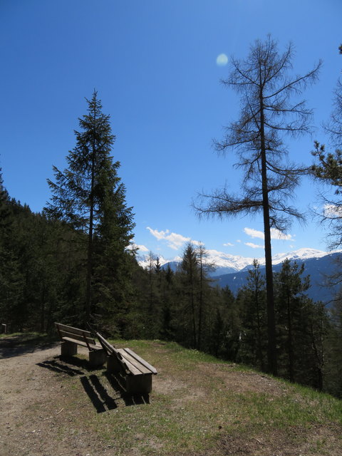 Alle paar hundert Meter laden auf diesem Panoramaweg Bänke ein, Sonne und Aussicht in aller Ruhe gebührend auszukosten