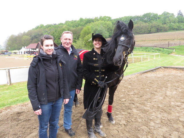 Eventmanagerin Sarah Braun, Obmann Karlheinz Winter und Corina Kn ittelfelder mit dem Andalusierhengst Negro.