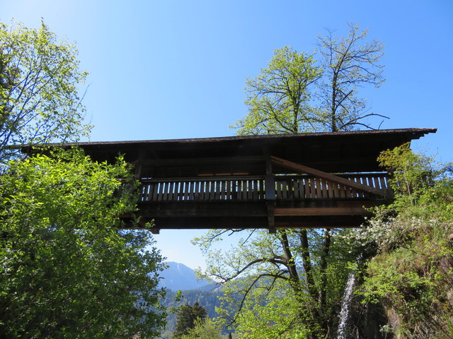 Auf diesem Fußgängersteg überquert man das Ende der Schlossbachklamm, die sich von Zirl aus weit hinein in das Naturschutzgebiet Martinswand-Solstein- Reither Spitze zieht
