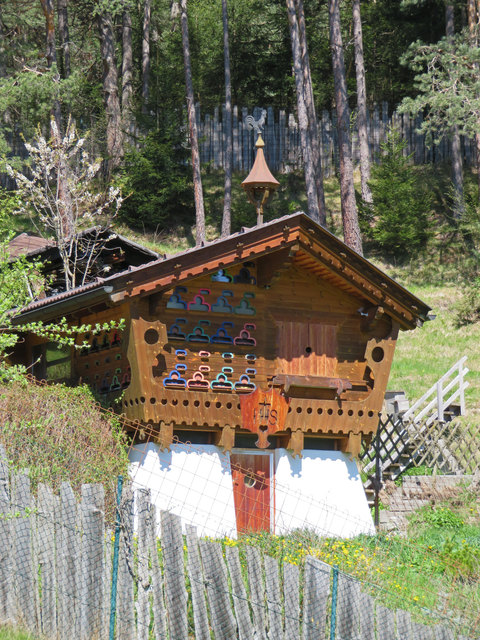 Nördlich an der Zirler Berg- Straße steht dieses imposante Bienenhaus. Eine echte Luxusherberge für die unermüdlichen Honigproduzenten!